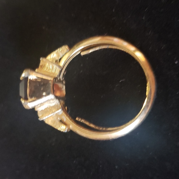 Vintage Avon Purple Amethyst Ring Gold Tone sz 4 1/2 - Picture 3 of 4